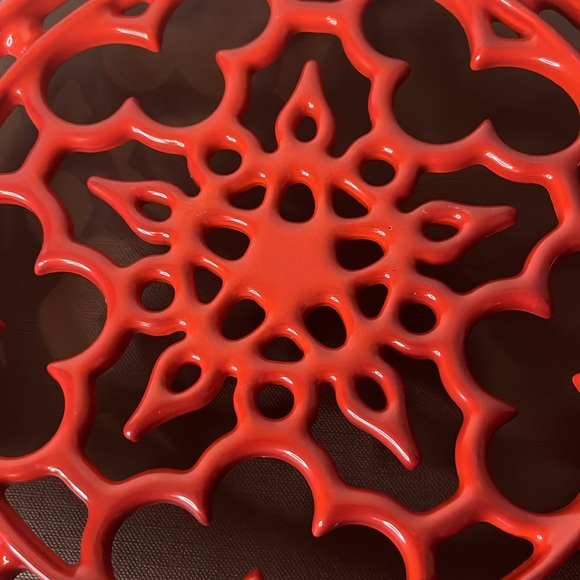 Le Creuset France Cerise Red Enameled Cast Iron Deluxe Round 8'' Trivet - Picture 3 of 8